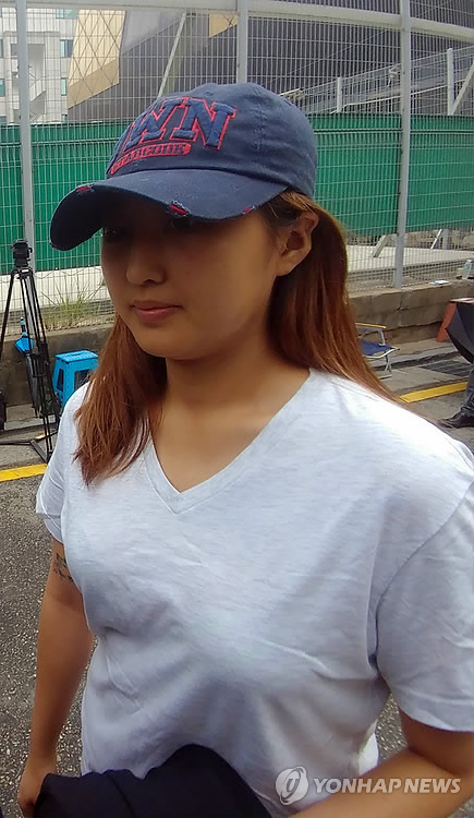 ▲ 최순실 씨의 딸 정유라 씨가 9일 오전 최 씨를 접견하기 위해 거주하고 있는 서울 강남구 미승빌딩에서 서울남부구치소로 출발하고 있다.   /연합