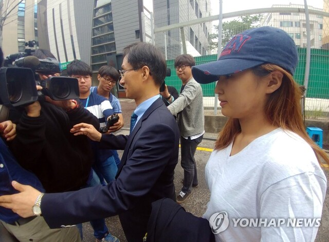▲ 최순실 씨의 딸 정유라씨가 9일 오전 최 씨를 접견하기 위해 거주하고 있는 서울 강남구 미승빌딩에서 서울남부구치소로 출발하고 있다. /연합