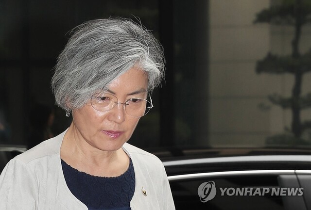 ▲ 강경화 외교부 장관 후보자가 9일 오전 서울 종로구의 한 빌딩에 마련된 사무실로 출근하고 있다.  /연합