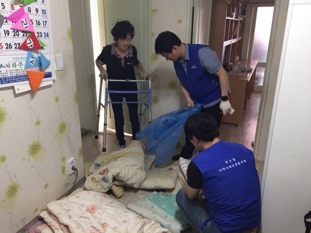 ▲ 문산읍 소외계층 이불빨래