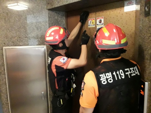 ▲ 정전사태로 작동이 멈춘 광명시 소하동 한 건물 엘리베이터에서 신고를 받고 출동한 소방관이 구조작업을 벌이고 있다. 광명소방서 제공