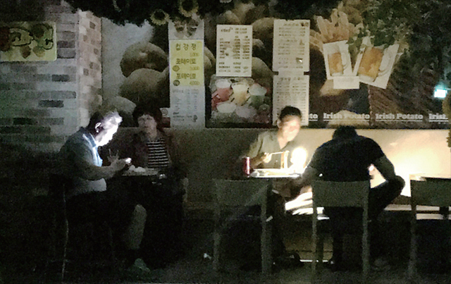 ▲ 비상등 켜놓고 점심식사 광명시와 서울 서남부 일대 등에 대규모 정전이 발생한 11일 오후 서울 신도림 테크노마트 내부에 비상등을 제외한 전등이 모두 꺼져 캄캄한 모습이다. 시민들이 어둠 속에서 식사하고 있다. 독자 제공