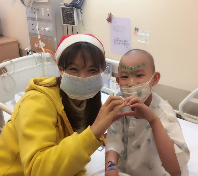 ▲ 성모 소아암병동에서 환아의 얼굴에 페이스페인팅을 그려준 김선영 대표가 함께 하트를 그리고 있다.