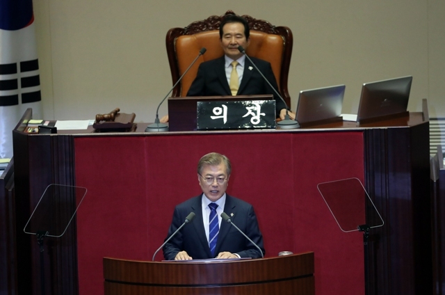 ▲ 문재인 대통령이 12일 오후 국회 본회의장에서 추경 예산 편성에 협력을 당부하는 내용으로 취임 후 첫 시정연설을 하고 있다.  /연합