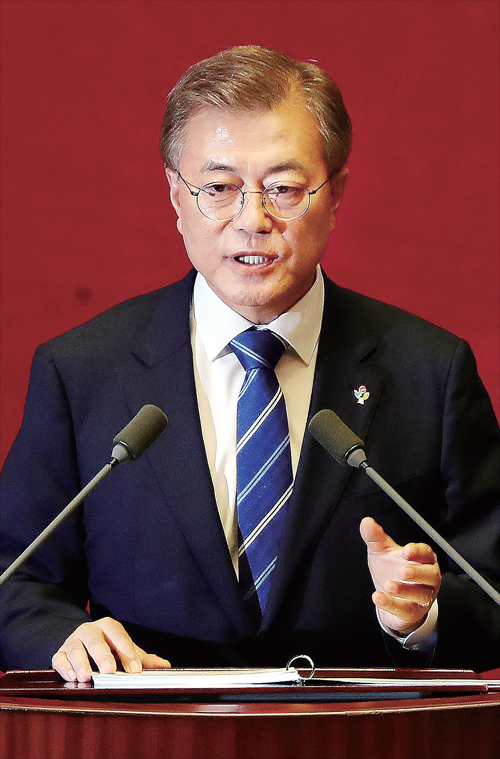 ▲ 문재인 대통령이 12일 오후 국회 본회의장에서 추경 예산 편성에 협력을 당부하는 내용으로 취임 후 첫 시정연설을 하고 있다. 연합뉴스