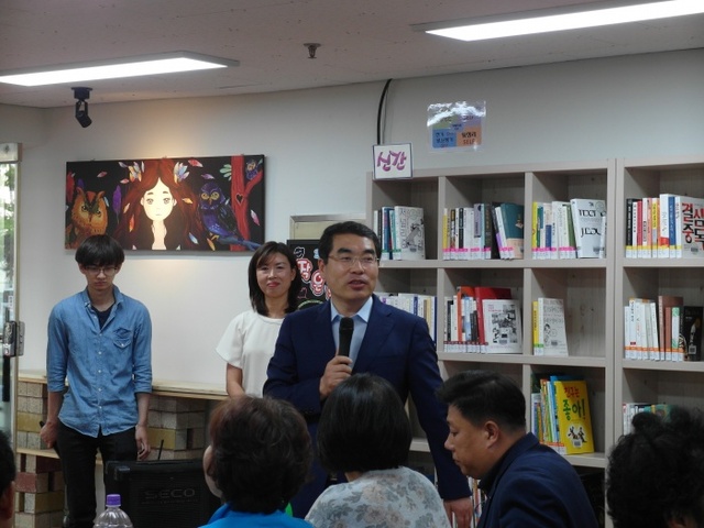 ▲ 광명푸르지오아파트 작은도서관 개관식에서 양기대 시장이 인사말을 하고 있다. 광명시 제공