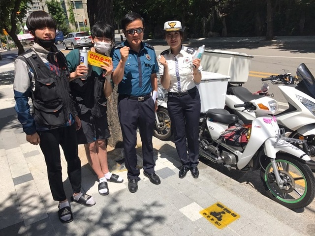 ▲ 안전모 홍보 총력