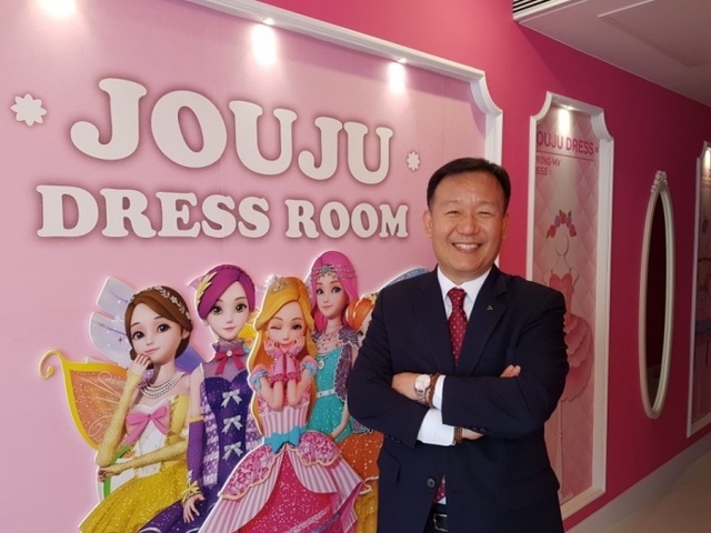 ▲ 어린이 동반 가족을 겨냥한 블룸비스타의 캐릭터룸에서 포즈를 취한  이형균 총지배인