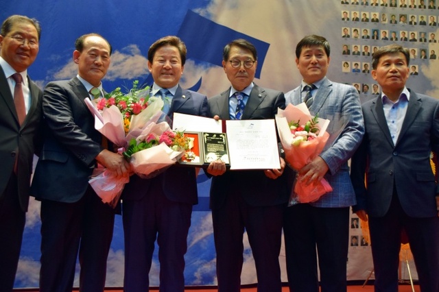 ▲ [첨부사진] 2017 유권자대상 정재호의원 수여식