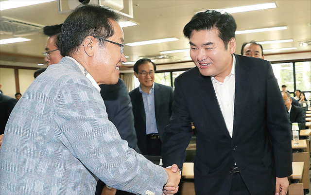 ▲ 홍준표 전 자유한국당 대통령선거 후보가 15일 오후 서울 여의도 중소기업중앙회에서 열린 원외당협위원장협의회 전체회의에서 당대표 경선 출마선언을 한 원유철 의원과 인사하고 있다. 연합뉴스