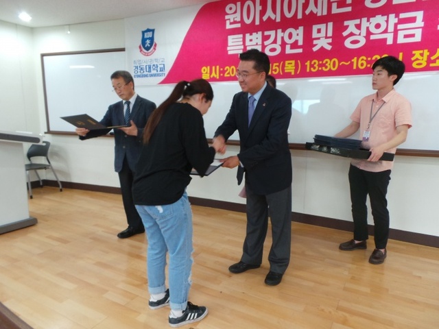 ▲ 전성용총장 장학금 수여