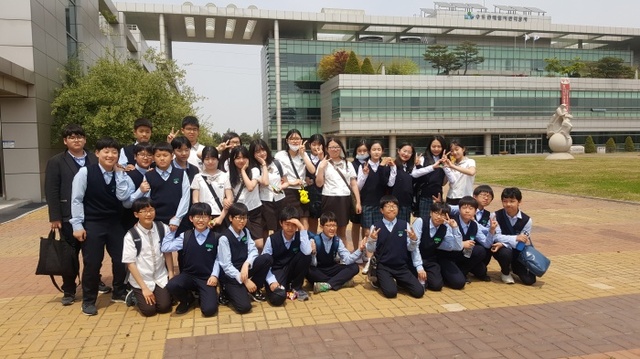 ▲ 지난 5월 과천문원중학교 학생 35명이 공사를 방문, 폐자원을 에너지로 만드는 진로체험 수업을 듣고 있다