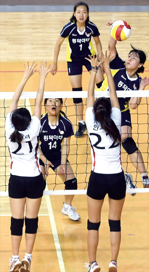 ▲ 18일 용인실내체육관에서 열린 ‘2017 경기일보 용인 전국 남ㆍ녀 9인제 배구대회’ 여자 대학부 결승전에서 동덕여자대학교와 고려대학교가 경기를 하고 있다.
