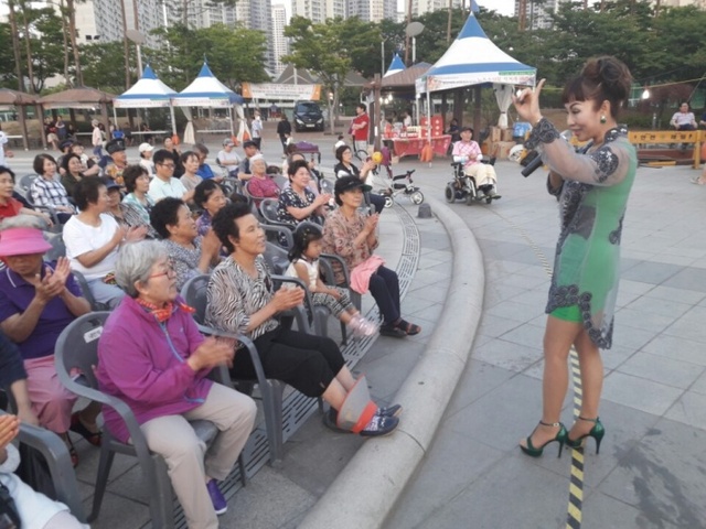 ▲ 화성 동탄센트럴파크 일원에서 지난 16일~18일까지 열린 우수농산물직거래마켓에서 초청가수가 흥을 돋우고 있다.