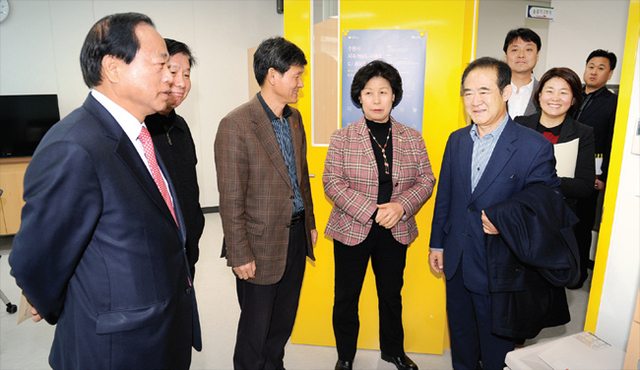 더함 파크를 방문해 기관설명을 청취하고 있다.