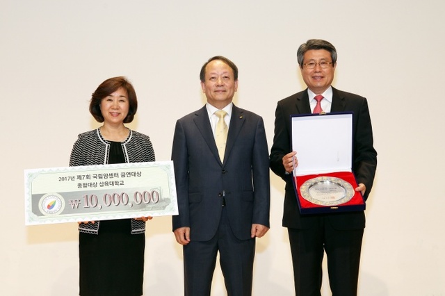 ▲ 시상식 사진_좌측부터 신성례 삼육대 대외협력처장, 이강현 국립암센터 원장, 김성익 삼육대 총장