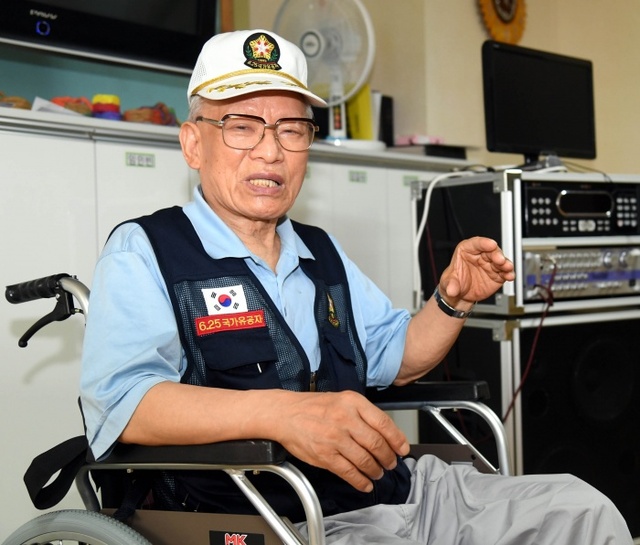 ▲ 제67주년 6.25 전쟁 기념일을 앞둔 20일 학도병 출신 6.25 참전용사 이대희씨가 국가 수호를 위해 목숨바친 전우들의 희생정신을 기리며 6.25 전쟁 당시를 회상하고 있다.전형민기자