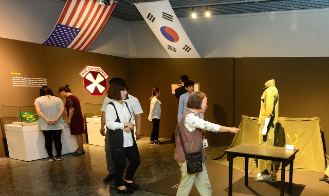 ▲ 21일 개관 10주년을 맞아 일제강점기부터 이어진 인천시 부평지역의 근·현대사를 조명한 '부평' 특별기획 전시회가 개막된 인천시 부평구 부평역사박물관에서 시민들이 옛 미군부대가 사용하던 시설물과 기기들을 살펴보고 있다.장용준기자