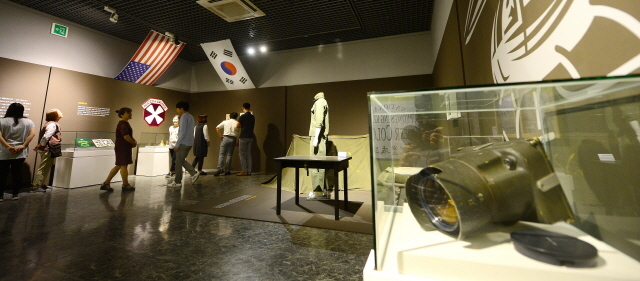 ▲ 21일 개관 10주년을 맞아 일제강점기부터 이어진 인천시 부평지역의 근·현대사를 조명한 '부평' 특별기획 전시회가 개막된 인천시 부평구 부평역사박물관에서 시민들이 옛 미군부대가 사용하던 시설물과 기기들을 살펴보고 있다.장용준기자