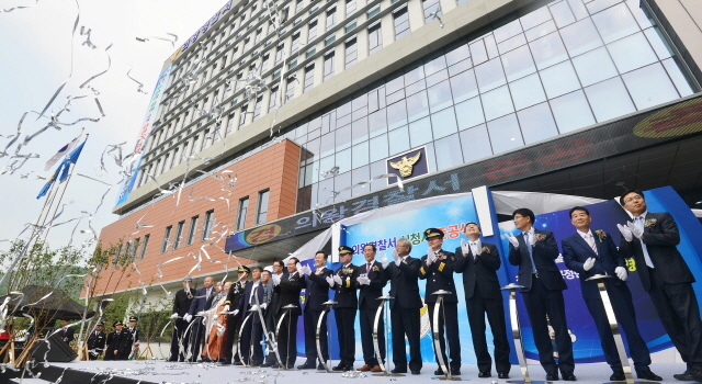 ▲ 의왕경찰서가 임시청사 살이를 끝내고 의왕시 오봉로에 새둥지를 텄다. ‘의왕경찰서 신청사 준공식’이 열린 21일 오전 의왕경찰서(신청사)에서 김양제 경기남부지방경찰청장, 김성제 의왕시장, 기길운 의왕시의회의장, 신창현 국회의원, 오문교 의왕경찰서장 등 내빈들이 준공 기념 세리머니를 하고 있다. 의왕경찰서 신청사는 지하 1층·지상 7층 규모의 본관과 2층 규모의 별관이 에너지 절약형으로 건설됐다. 오승현기자