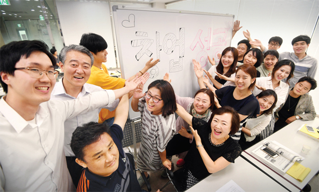 ▲ 21일 신사업창업사관학교(경기지역) 6기에 입교한 예비 창업자들이 수원시 영통구 영통동 경기교육장에서 교육을 받으며 창업성공을 다짐하고 있다. 2017 경기지역 신사업창업사관학교는 중소기업청과 소상공인시장진흥공단이 주관한다. 김시범기자