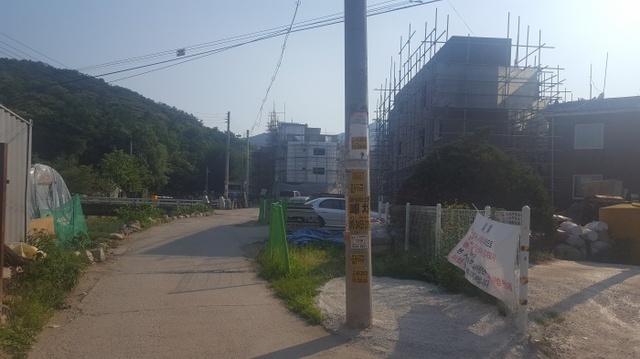 남양주시 별내면 일원에 조성 중인 도시형 생활주택단지가 통행도로 6m를 확보하지 않은 채 당국의 허가를 받아 신축공사가 진행되고 있다. 이 때문에 주민들은 관련 규정에도 맞지 않은데도 어떻게 건축허가가 났는지 이해할 수 없다며 집단 반발하고 나섰다. 하지은기자