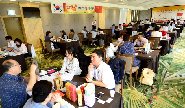 ▲ 22일 오전 더해가는 한중해빙 조짐속에 '2017 중국 우수 바이어 초청 수출 상담회'가 열린 인천시 연수구 송도센트럴파크 호텔에서 좌석를 가득 메운 양국 기업관계자들이 수출 상담을 벌이고 있다.장용준기자