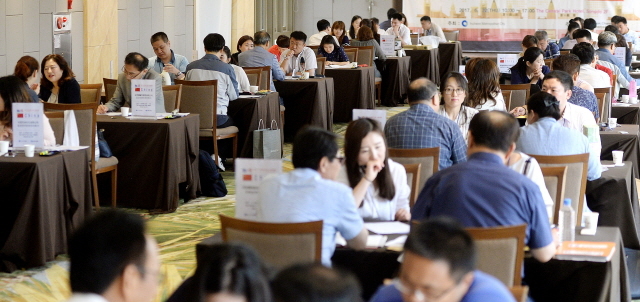 ▲ 22일 오전 더해가는 한중해빙 조짐속에 '2017 중국 우수 바이어 초청 수출 상담회'가 열린 인천시 연수구 송도센트럴파크 호텔에서 좌석를 가득 메운 양국 기업관계자들이 수출 상담을 벌이고 있다.장용준기자