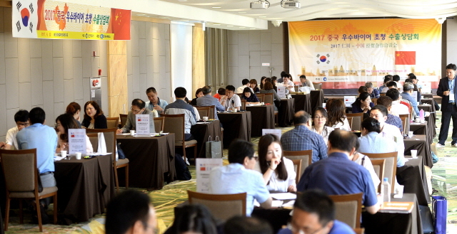 ▲ 22일 오전 더해가는 한중해빙 조짐속에 '2017 중국 우수 바이어 초청 수출 상담회'가 열린 인천시 연수구 송도센트럴파크 호텔에서 좌석를 가득 메운 양국 기업관계자들이 수출 상담을 벌이고 있다.장용준기자