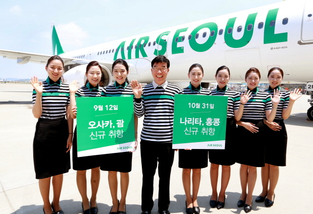 ▲ 아시아나항공 자회사인 에어서울이 22일 인천국제공항 주기장 내 에어서울 기내에서 신규 취항노선 발표회를 갖고 하반기 일본 오사카와 홍콩, 괌 등 주요노선에 잇따라 취항한다. 에어서울 제공