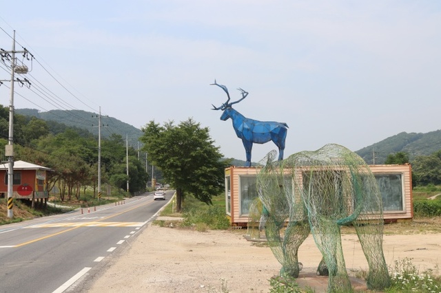 ▲ 조영철작가의 작업실 앞 풍경, 도로를 지나가는 사람의 눈길을 사로잡는사파이어 빛깔의 사슴이 인상적이다