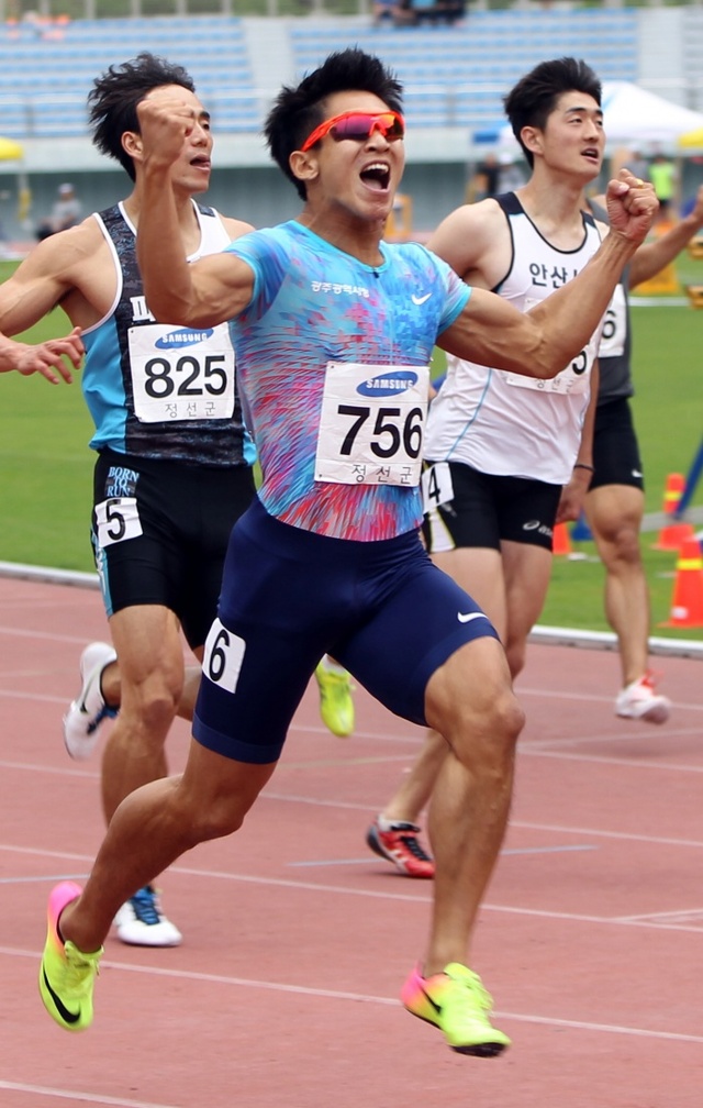 ▲ 김국영이 25일 강원도 정선 종합운동장에서 열린 제45회 KBS배 전국육상경기대회 남자 100m 결승에서 10초07에 결승선을 통과한 뒤 환호하고 있다. 하지만 이때 뒷바람이 3.6m로 불어 기록을 공인받지 못했다.연합뉴스