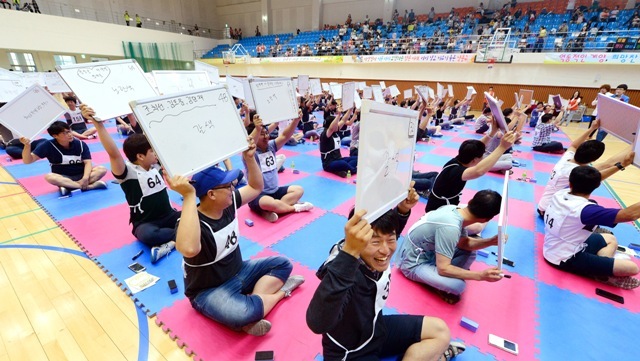 ▲ 양성평등 주간을 일주일 앞두고 24일 오전 '아빠육아 골든 벨' 행사가 열린 인천시 연수구 송도글로벌캠퍼스 체육관에서 각 가정을 대표한 아빠 참가자들이 즐거운 표정으로 골든 벨 문제를 풀고 있다. 이날 행사에는 255 가정을 대표한 아빠들의 문제풀이와 더불어 자녀와 함께 하는 신체활동과 포토존 등 다양한 부대행사와 함께 진행됐다.  /장용준기자