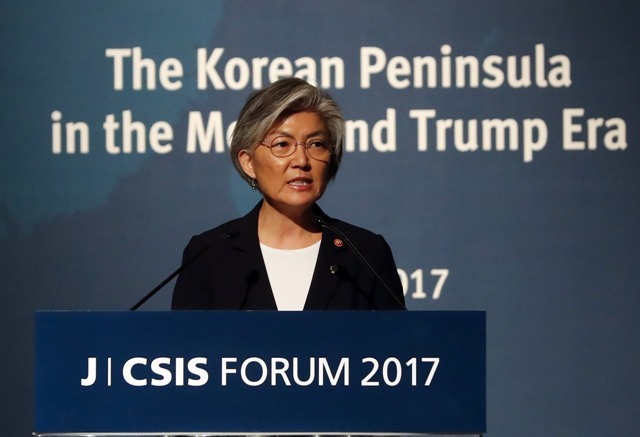 ▲ 강경화 외교부 장관이 26일 오후 서울 중구 신라호텔에서 열린 중앙일보-CSIS 포럼에 참석, 오찬사를 하고 있다.   /연합