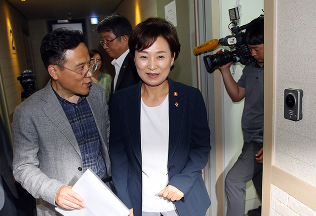 ▲ 김현미 국토교통부 장관이 26일 오후 서울 동대문구 휘경동의 한 청년 전세임대주택을 방문해 내부를 둘러보고 있다.  연합뉴스