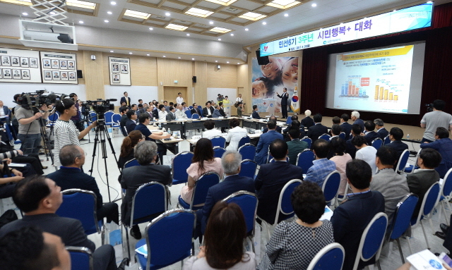 ▲ 26일 오전 유정복 인천시장의 취임 3주년을 맞아 '민선6기 3주년 시민행복+ 대화' 행사가 열린 인천시청 대회의실에서 유시장이 복지와 문화·경제·청년 등 각계 시민대표들에게 지난 임기 3년간의 노력과 성과를 발표하고 있다.장용준기자