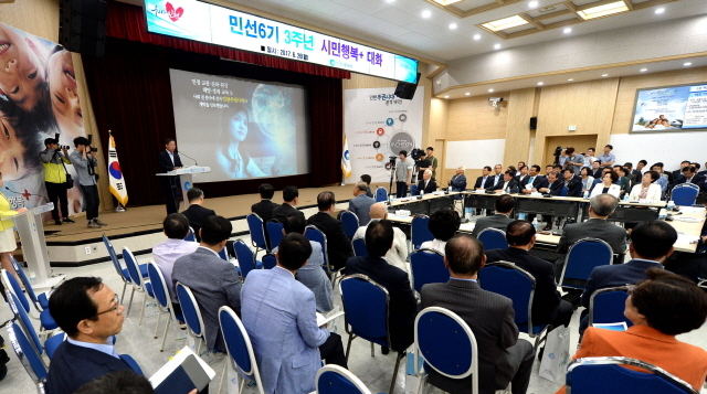 ▲ 26일 오전 유정복 인천시장의 취임 3주년을 맞아 '민선6기 3주년 시민행복+ 대화' 행사가 열린 인천시청 대회의실에서 유시장이 복지와 문화·경제·청년 등 각계 시민대표들에게 지난 임기 3년간의 노력과 성과를 발표하고 있다.장용준기자