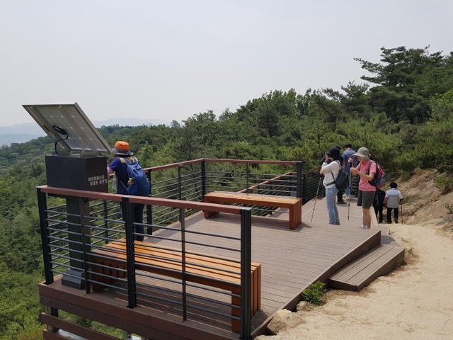 ▲ 대통령 직속 기관인 지역발전위원회와 농림축산식품부 등이 공동으로 지원하는 행복생활권 협력사업인 ‘아차산 생태ㆍ문화 벨트 조성사업’이 27일 준공됐다. 구리시는 아차산 일원에 생태 학습공간을 겸한 쉼터 설치와 등산로 정비를 위해 국비 8억1천900만 원을 포함해 총 사업비 11억7천만 원을 투입, 지난 2015년 6월 사업 승인 후 2년여 만에 준공의 결실을 이뤘다. 구리시 제공
