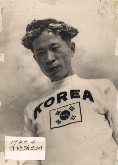 ▲ 故 서윤복 옹의 보스턴마라톤 우승 당시 월계관을 쓴 모습.대한체육회 제공