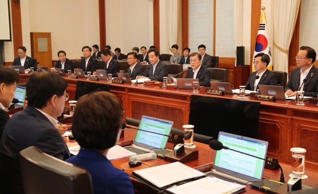 문재인 대통령이 27일 오전 청와대에서 취임 후 48일 만에 첫 국무회의를 주재하며 발언하고 있다.  /연합