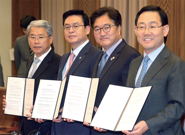 ▲ 여야 4당 교섭단체 원내대표들이 27일 오후 국회 접견실에서 회동을 갖고 정부조직법 논의 등에 대한 합의문을 들고 있다. 왼쪽부터 국민의당 김동철, 자유한국당 정우택, 더불어민주당 우원식, 바른정당 주호영 원내대표. 연합뉴스
