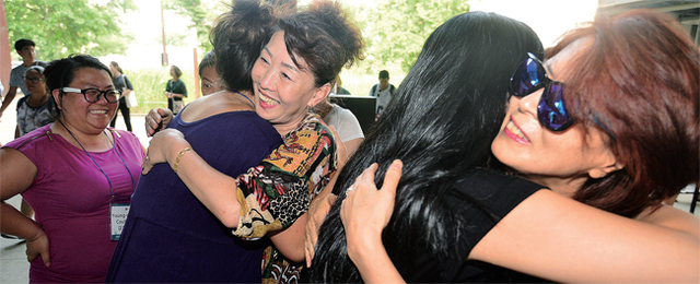 ▲ 해외입양아들, 모국의 품에 안기다 어릴 적 해외로 입양됐던 입양아들이 한국을 방문, 과거 자녀를 해외로 입양보낸 경험이 있는 어머니들을 만나 핏줄은 다르지만 아픔을 공감했다. 미앤코리아 주관으로 모국을 방문한 해외 입양아들이 27일 파주 출판도시 지혜의 숲에서 해외입양인온가족모임인 ‘민들레’ 노금주 대표를 비롯한 어머니들과 만나 서로 안아주며 위로를 나누고 있다. 오승현기자