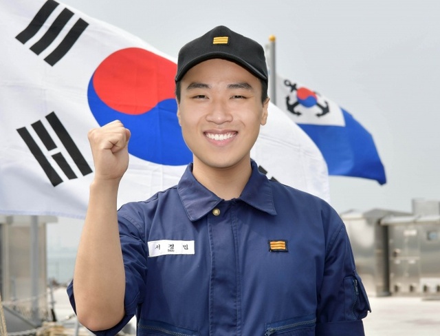 ▲ 무릎 수술 후 군의관의 전출 권고에도 불구하고 참수리-333호정으로 복귀한 해군2함대 서경민 상병이 참-333호정 함미의 태극기 앞에서 서해수호를 다짐하고 있다.