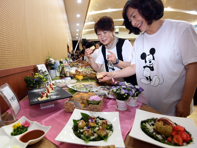 ▲ 28일 경기도농업기술원 농업과학교육관에서 열린 쌀 소비 촉진을 위한 ‘건강하고 맛있는 米 맛나는 G쿠킹쇼’에서 각 시,군 농업인과 향토음식연구회원들이 출품한  다양한 종류의 쌀 요리 작품을 참석자들이 살펴보고 있다.전형민기자