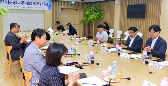 ▲ ‘제2차 경기도 저출산 극복 사회연대회의’가 열린 28일 경기도청 상황실에서 이석범 경기도 정책기획관, 이선호 경기일보 문화부장을 비롯한 참석자들이 인구정책 현안사항을 논의하고 있다. 오승현기자