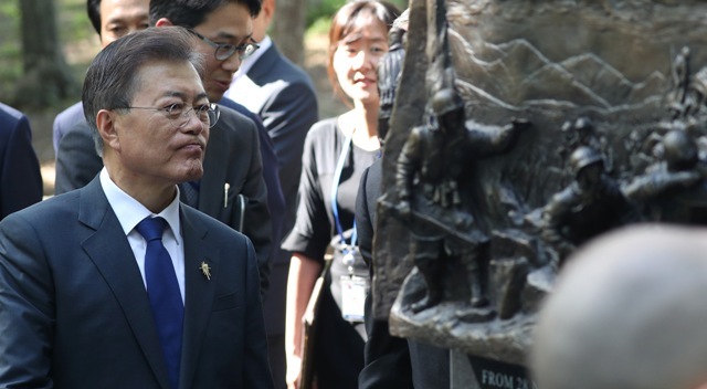 ▲ 문재인 대통령이 28일 오후(현지시간) 방미 첫 일정으로 버지니아주 콴티코 미 해병대 국립박물관에 있는 ''장진호 전투 기념비''를 방문해 설명을 듣고 있다.  /연합
