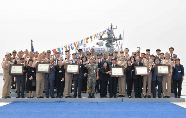 ▲ 29일 해군2함대사령부에서 열린 제2연평해전 15주년 기념식에서 명예함장으로 위촉된 6용사의 가족들