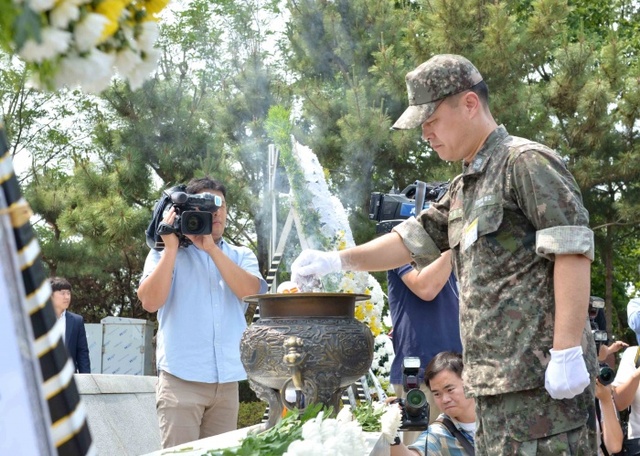 ▲ 2017년 6월 29일(목) 해군2함대사령부에서 열린 제2연평해전 15주년 기념식에서 이희완 중령이 분향 하고 있다