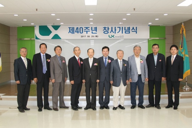 ▲ 사진1_공사 전임본부장 외 기념사진
