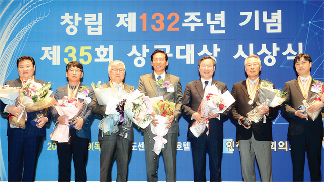 ▲ 29일 오전 인천시 연수구 송도센트럴파크 호텔에서 열린 인천상공회의소 창립 132주년 기념 제35회 상공대상 시상식에서 유정복 인천시장과 이강신 인천상의회장을 비롯한 영예의 수상자들이 기념촬영을 하고 있다. 장용준기자